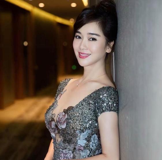 别被陈道明那张清高的脸骗了！2007年开年，向来以德艺双馨著称的陈道明，被拍到在