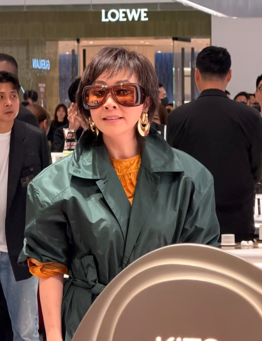 刘嘉玲现身北京参加活动！撞脸卡戴珊家族太后，有钱富婆都是相似的。刘嘉玲现身北