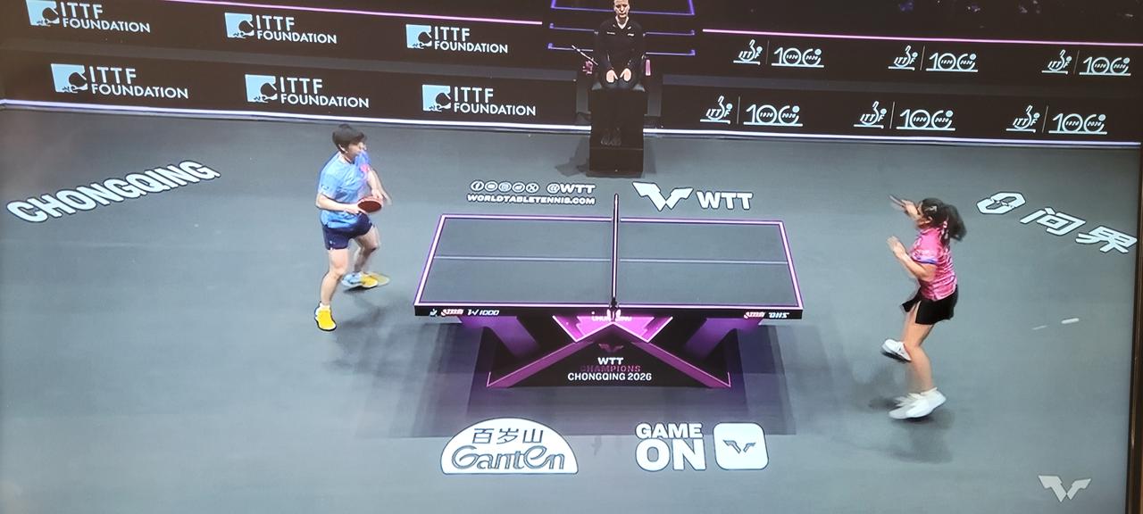 第一局莎莎以11:5战胜好朋友迪亚兹！第一局上来，迪亚兹先得一分，后面莎莎通过