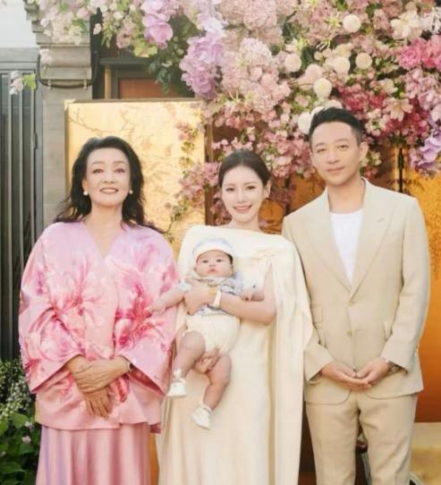 张兰太喜庆了，在小汪宝百日宴上张兰一身粉色衣裙和儿子儿媳同框，满脸开心快乐万事胜