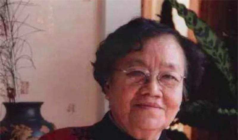 1940年，地下党康乃尔正在茶楼玩牌，一军统美女突然拍了拍他的肩膀，使了个眼色说