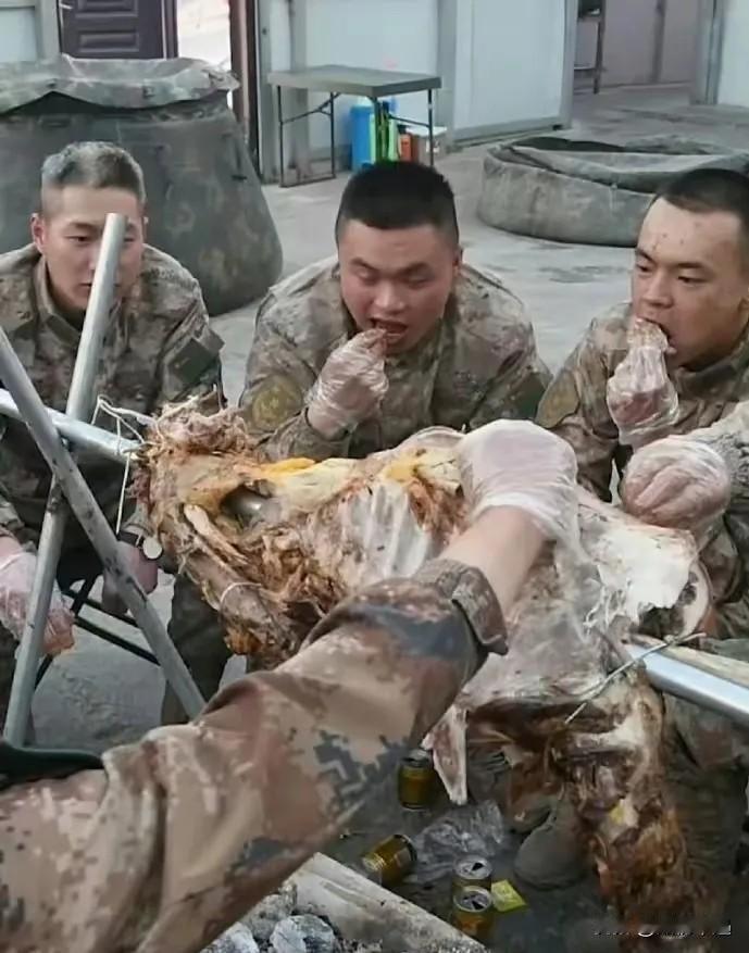刷到战士们吃饭的视频，小伙子们捧着羊腿大口啃，油光都沾到脸上了，看着就特别心安！