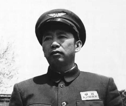 1949年4月中旬，就在四野大军结束休整开始南下时，领导班子却突然发生重大变化：