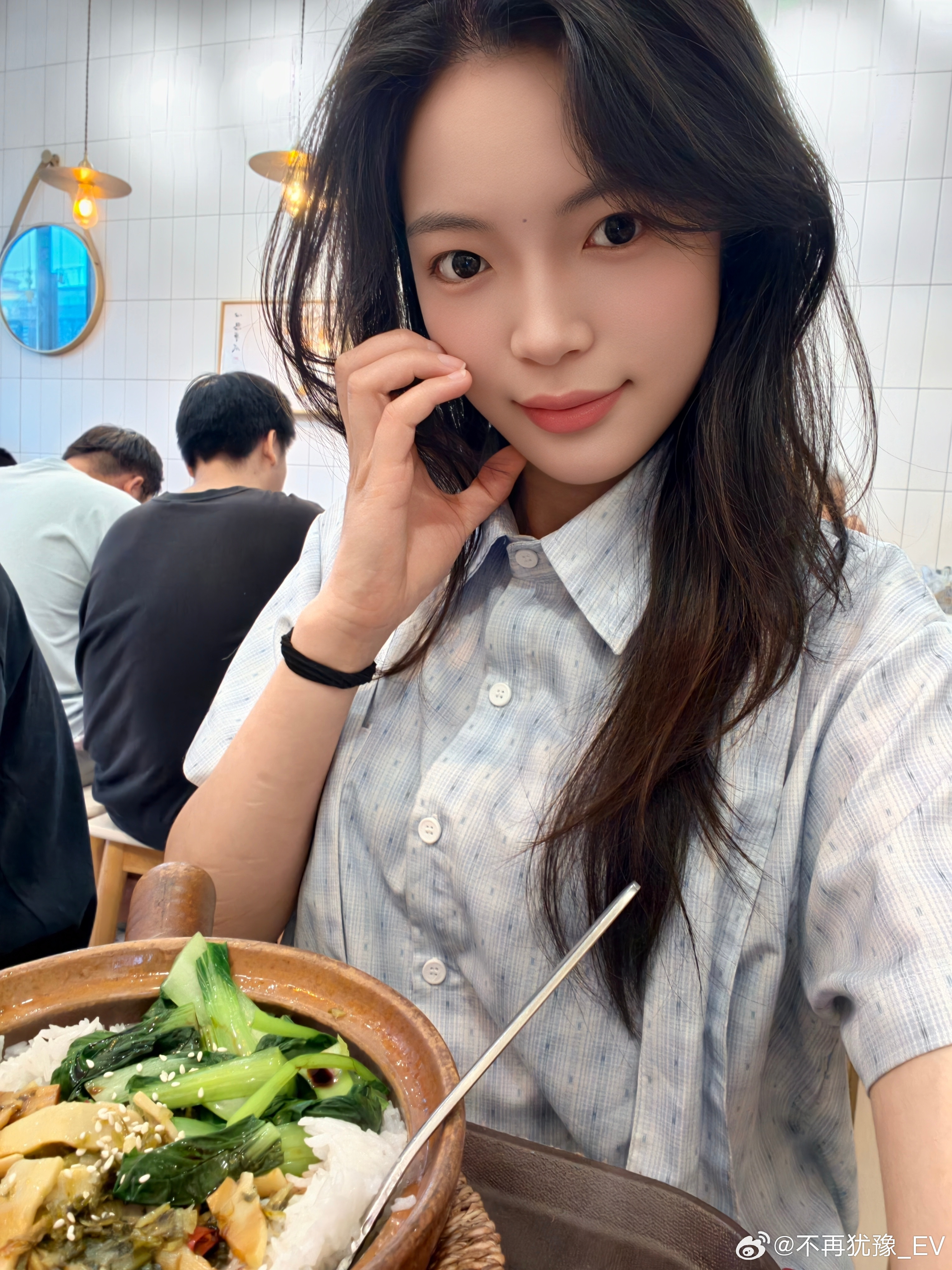 吃午饭啦今天吃的是雪菜冬笋煲仔饭味道还不错你们都吃饭了嘛？