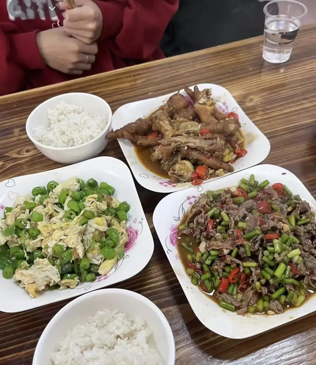 小叔子来出差培训，中午在我家吃的饭，我老公不在家，就我们俩，走的时候，我也没看到