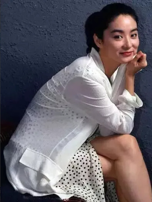 林青霞鲜有的马尾辫造型，很少看到大美女林青霞梳马尾辫子，她造型多是长发、短发为主