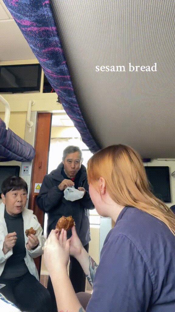中国人喜欢分享食物这件事，算是在老外那边传开了这个视频在tiktok上有点热度