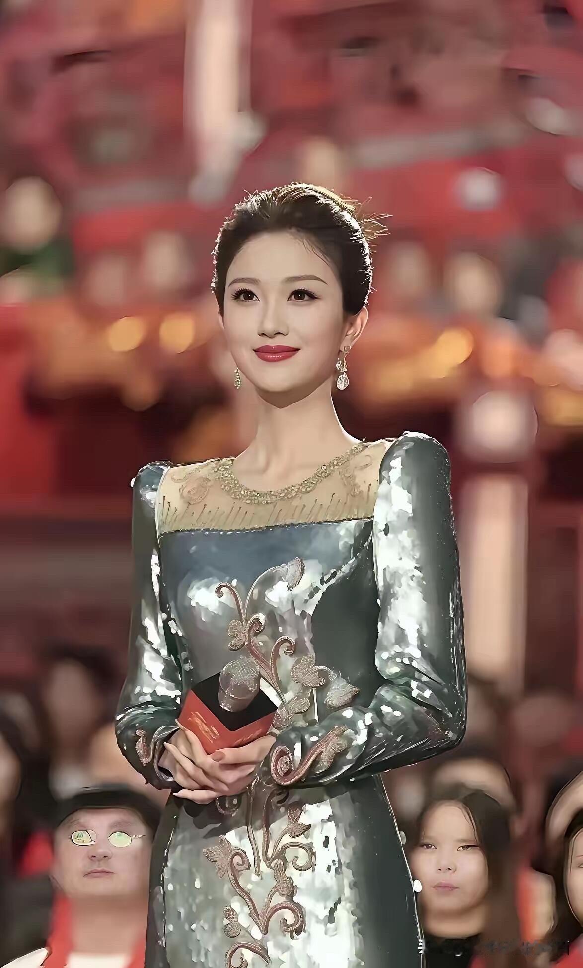 目前央视里面，她是最温婉大气，颜值最高的一个80后女主持人，比王冠长相漂亮，气质