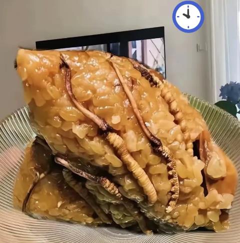 我的天呐！今天同事塞给我个粽子，说自家包的可好吃了。我满心欢喜地蒸熟剥开，当场就