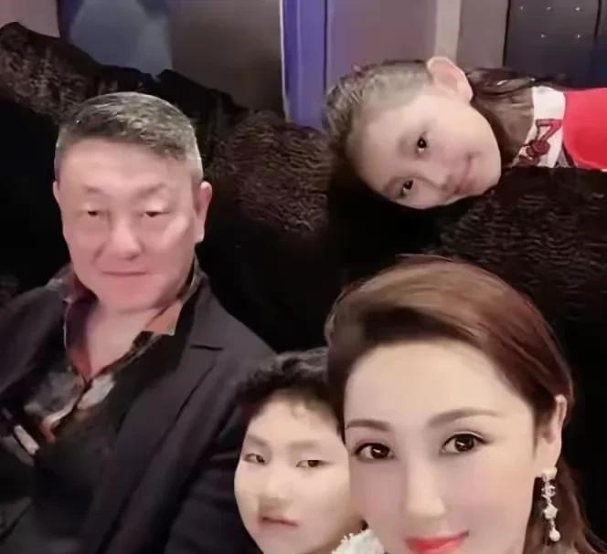 著名歌手韩磊没有想到自己这样上热搜，六十岁的人因为桃花新闻确实不应该！韩大哥也