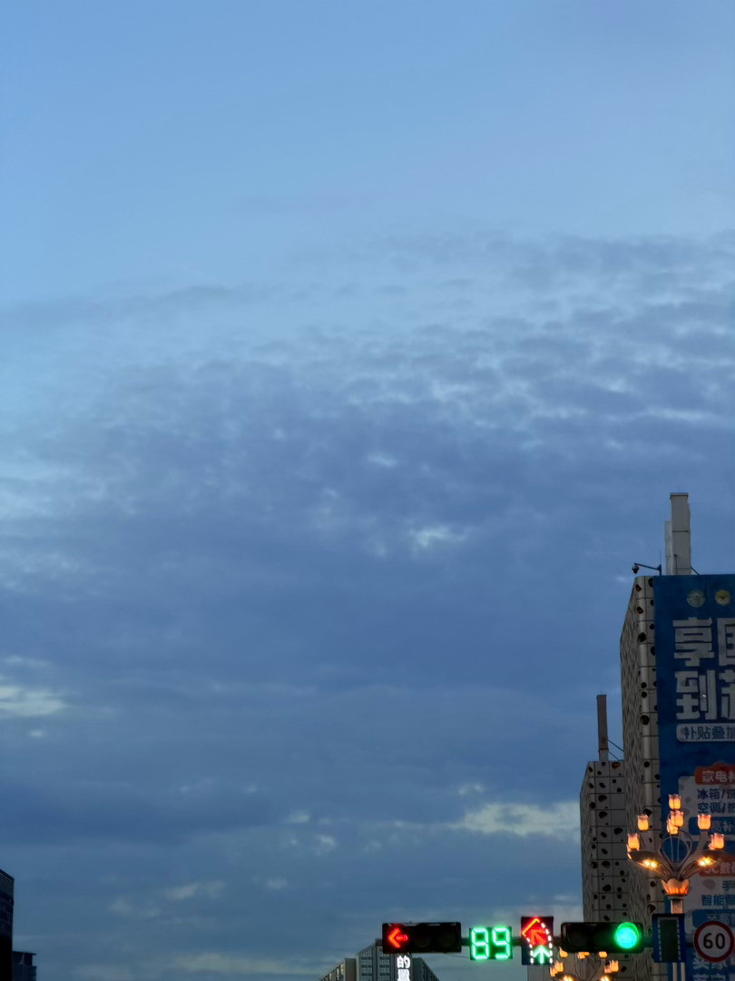 9月马上结束，今天还地震了，真的吓到我了，第一次经历这么大的地震，4.6级。当时我在商场吃饭，听到轰