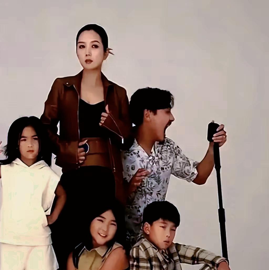 刚结束成都万人演唱会的何洁，带着老公刁磊和三个娃现身，这一家子的穿搭直接冲上热搜