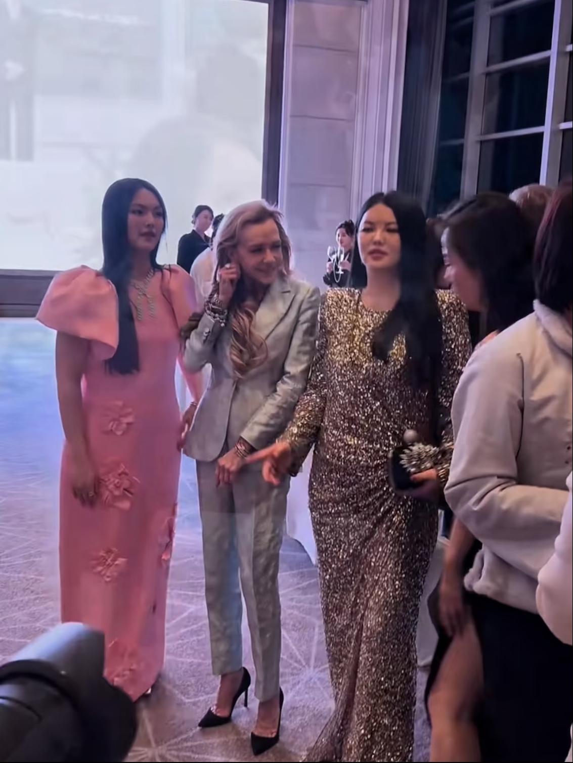 路人视角下李湘和王诗龄。首先，李湘确实是瘦了，上次穿红色套装披黑色大衣，被群