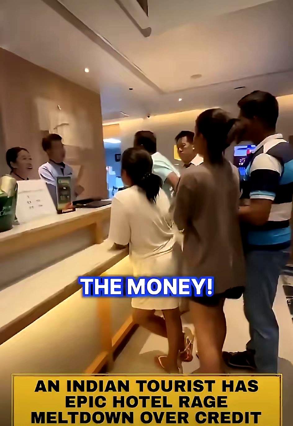 大堂里行李箱还没停稳，一群印度游客笑着递护照，转眼火药味就窜起来。前台按流程把