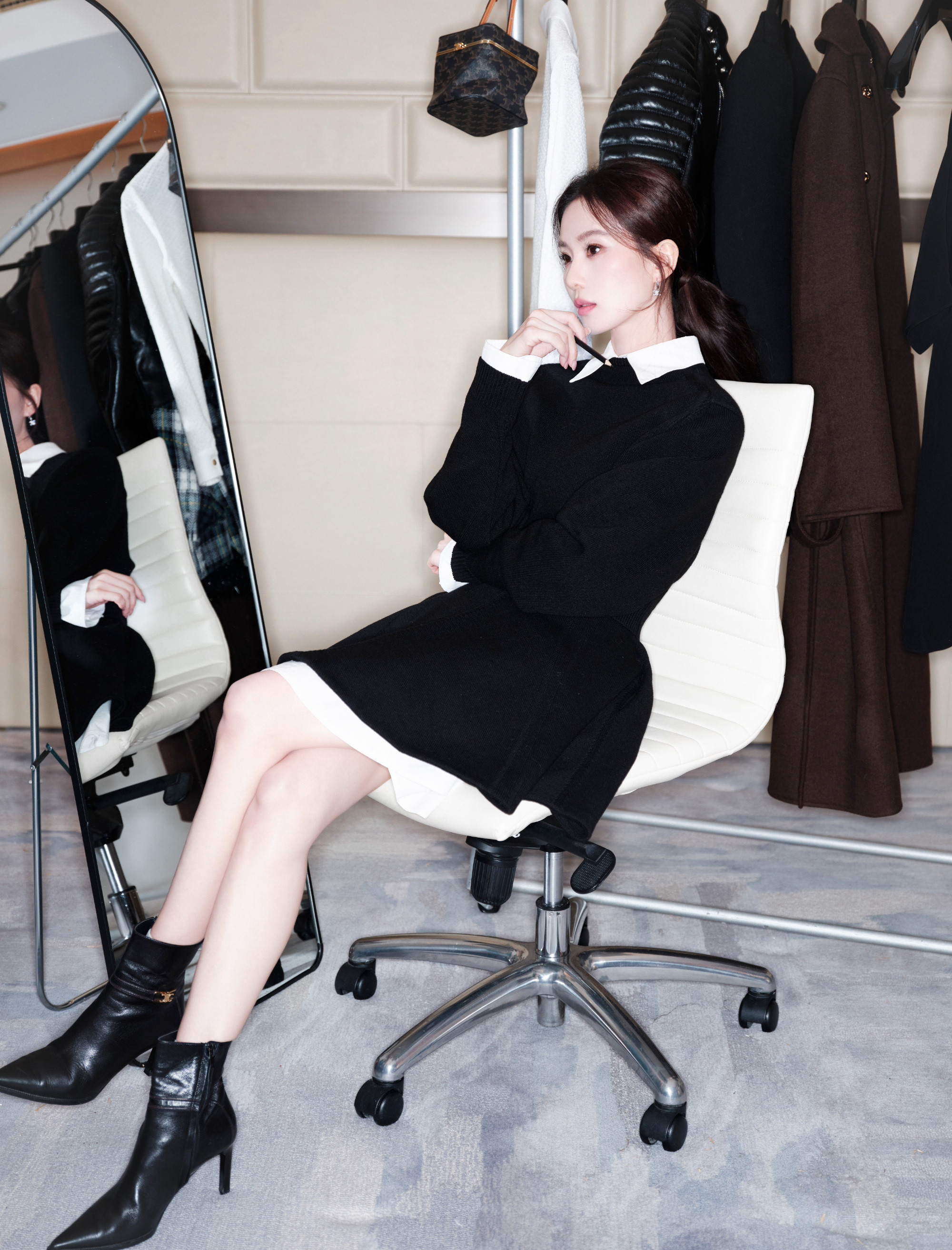 刘诗诗，黑色裙装美腿，优雅气质真绝。刘诗诗