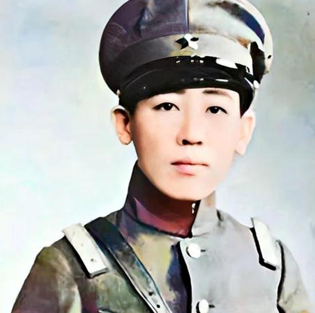 1945年，川岛芳子落入军统手里，可军统手段用尽，她就是没反应。这时，戴笠拿着尺