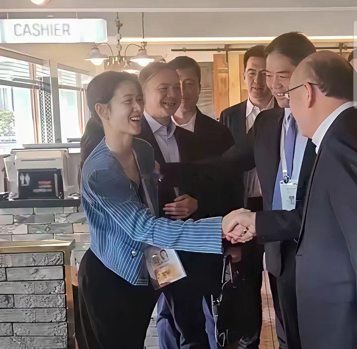 我怀疑章泽天是不是被刘强东教上课了前一天还满脸的不耐烦说奶茶翅膀硬了东哥已经ho