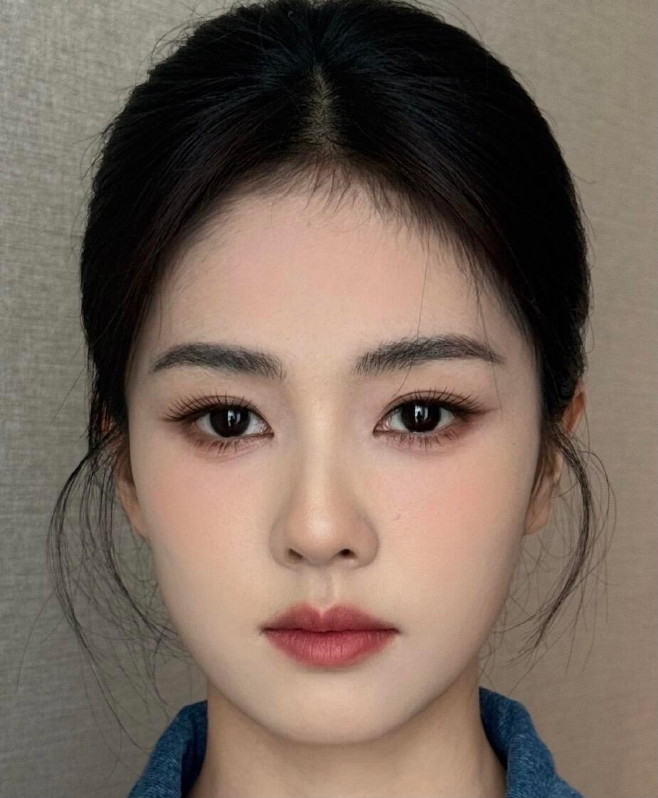 上庭很英气嘴巴又很柔美总体来说就很有故事感我觉得她很漂亮一点也不普….