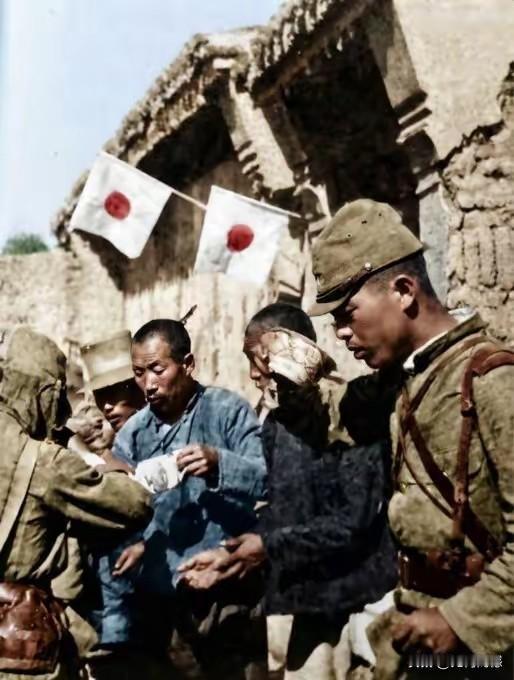 日本鬼子很会演戏，为了制造一种亲善的假象，故意搞出这样一个画面，老百姓拿出水来给