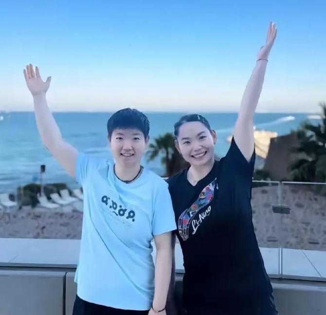 何卓佳虽然输给了蒯曼，但是你不能黑她，她不但是孙颖莎的陪练，她还是中国女乒赢