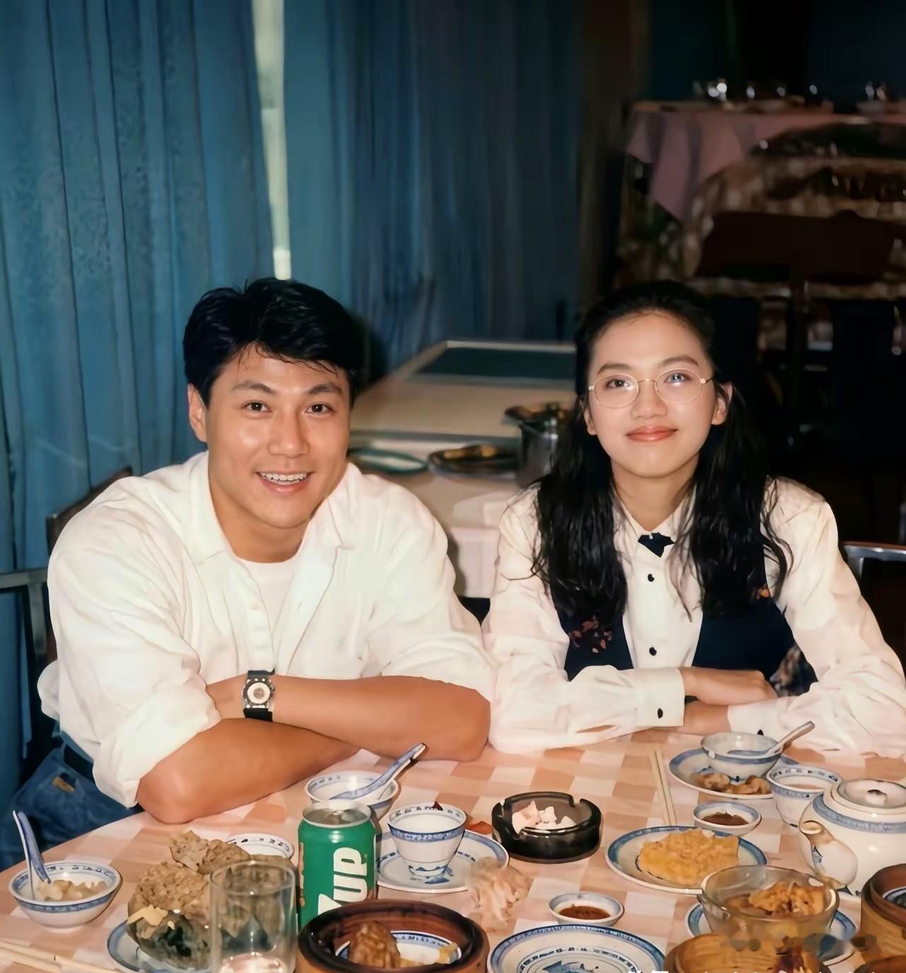 1991年，梅艳芳和男友林国斌在餐厅吃饭，被拍下这张珍贵的瞬间。那年梅艳芳28岁，风华绝代，落落大方