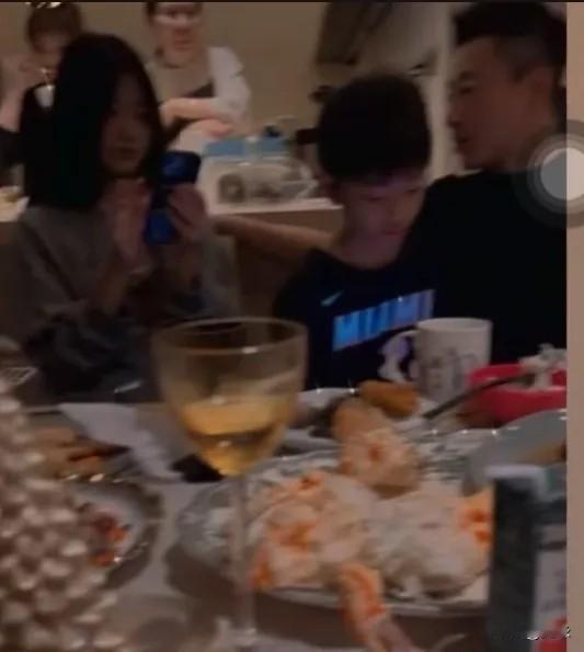 玥儿箖箖正面照曝光！友人拍的视频画面虽然有些模糊，但轮廓依稀可见。小玥儿一眼看