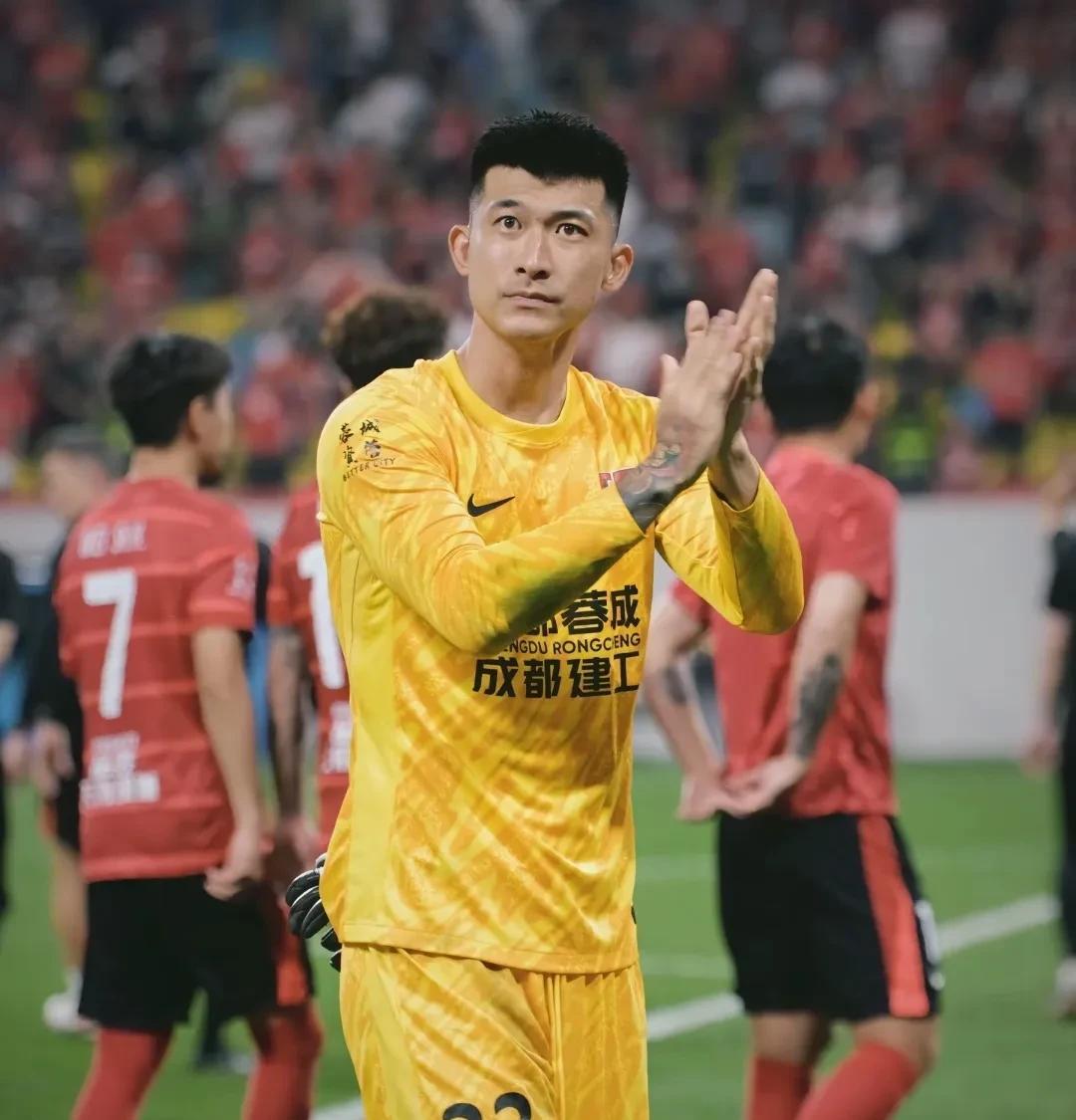 大雷让位，刘殿座第二春来啦！35岁刘殿座助成都蓉城登顶中超联赛第一名，国足守门员