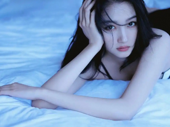 关晓彤机场戒指引发热议晒照回应只是造型需要