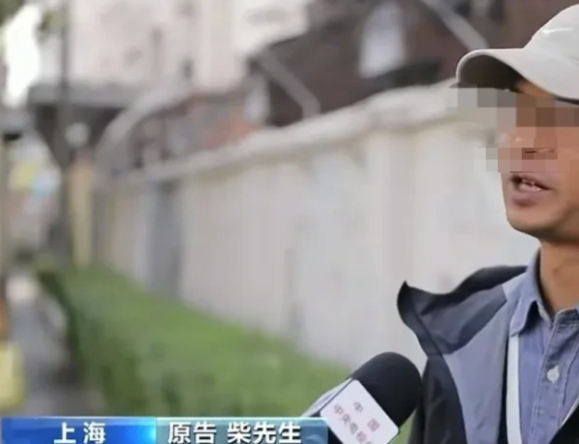 安徽，地铁站惊现暖心又心寒一幕！柴先生上班途中，在扶梯上见古老太即将摔倒，他毫不