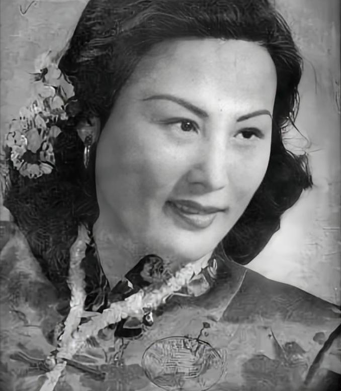 1942年，吴四宝被日军毒死，他的老婆佘爱珍哭得死去活来，早已垂涎其美貌的胡兰成