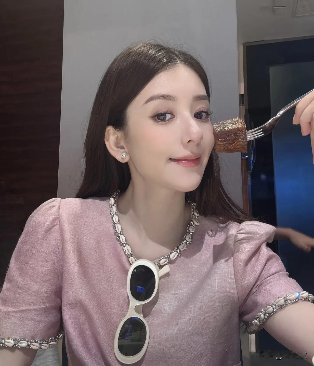 方媛的长相确实是很漂亮，而且五官精致，皮肤白皙，气质小鸟依人。眼神清纯而又