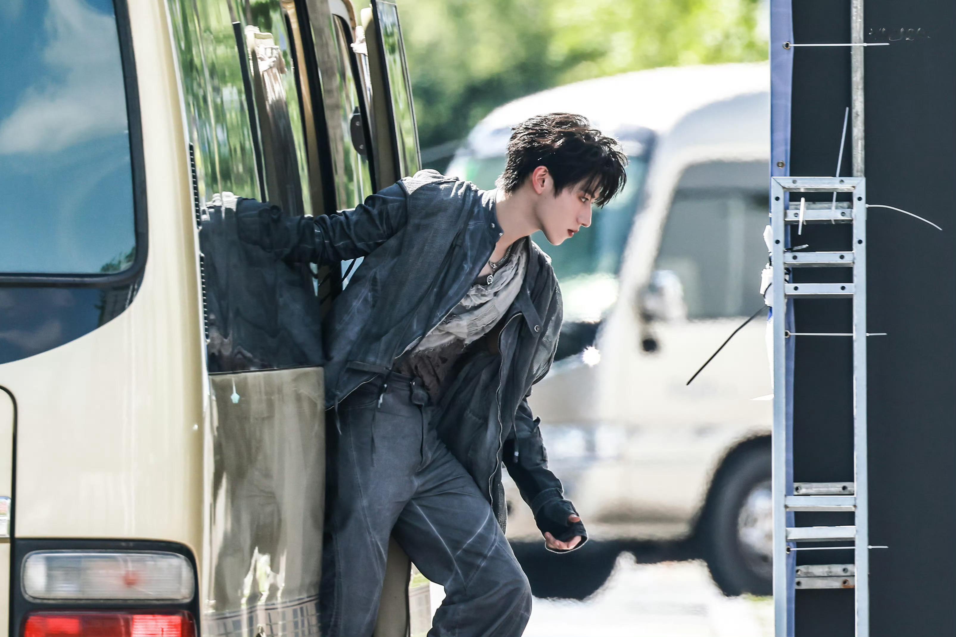 朱志鑫披哥一公彩排上班朱志鑫《披荆斩棘5》一公带妆彩排上班完美侧脸下车神图又➕1