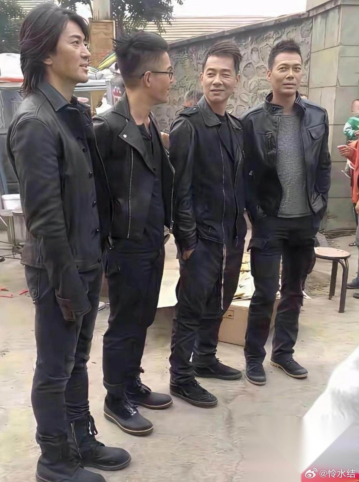 电视里他们看着好高，现实中看着也就那样，大概也就一米七出头穿着打扮也和普通村里