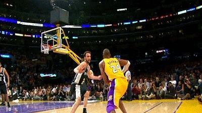 很多人聊科比，都说他81分神迹，说他后仰跳投美如画。但有个动作，你看完回放十遍