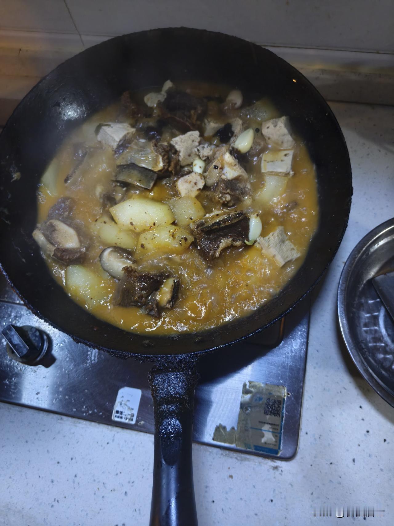 今天周末，我爸又从老家回来了，今晚的菜相当丰盛啊[呲牙笑]锅里正在炖着牛排骨，桌上