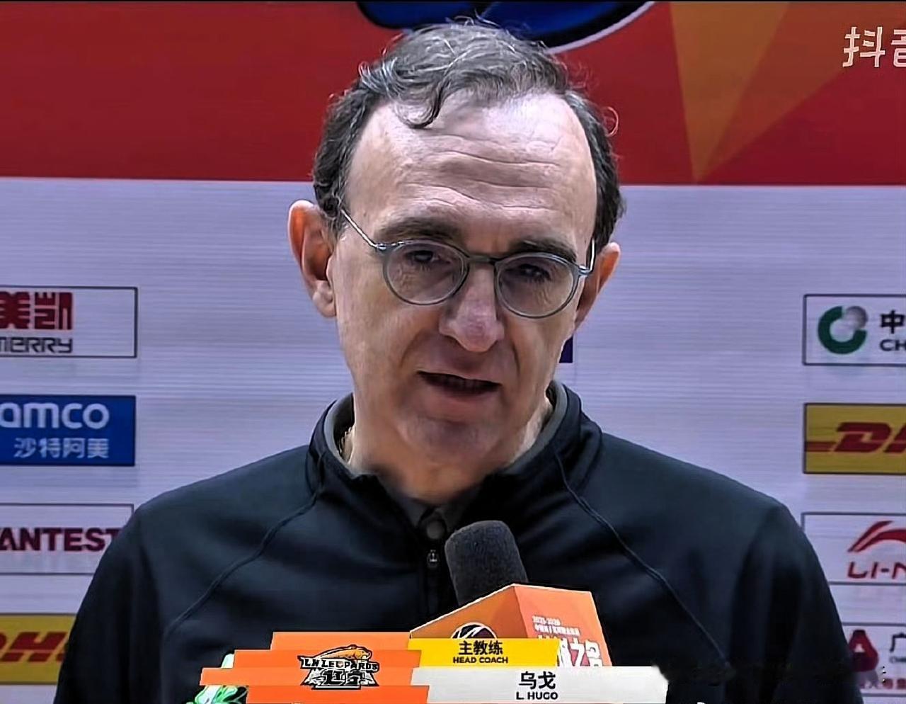 辽篮外教洛佩斯挺可怜！穿着一身教练服直接就场边执教，一点思想准备都没有，要知道，