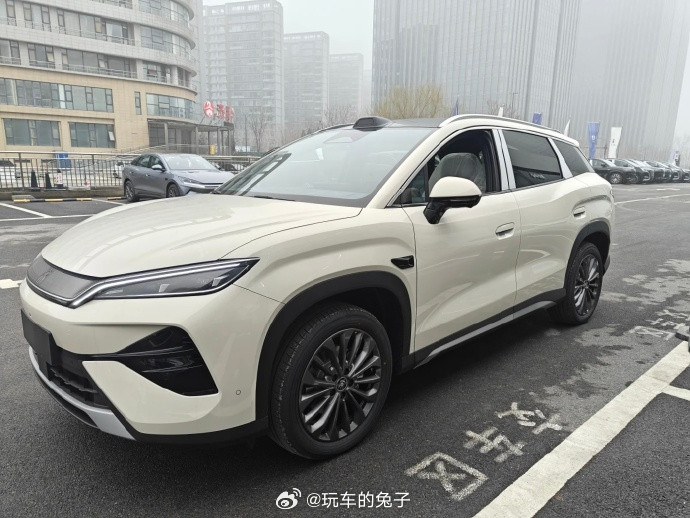 比亚迪宋Ultra这车，我觉得更适合那种想明白的人。家里有固定车位，或者单位能充