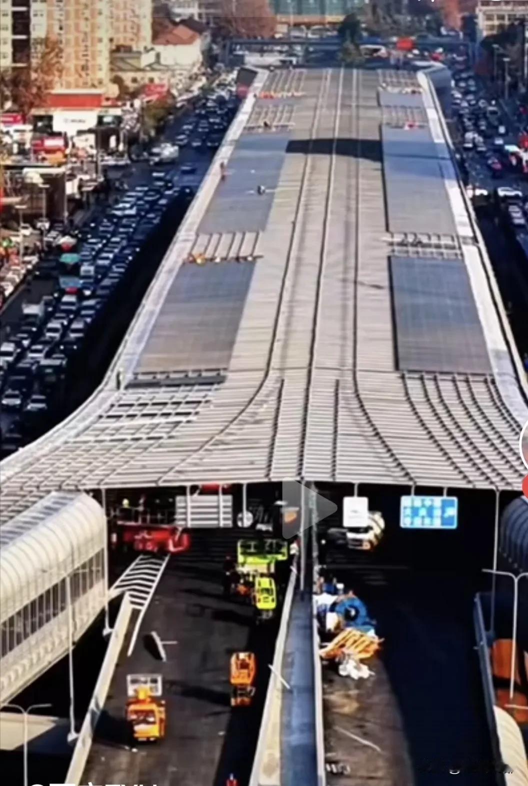 高架桥铺光伏板，西安市的新亮点[赞]草民在正紧张收尾的西安市西二环高架桥工程现场