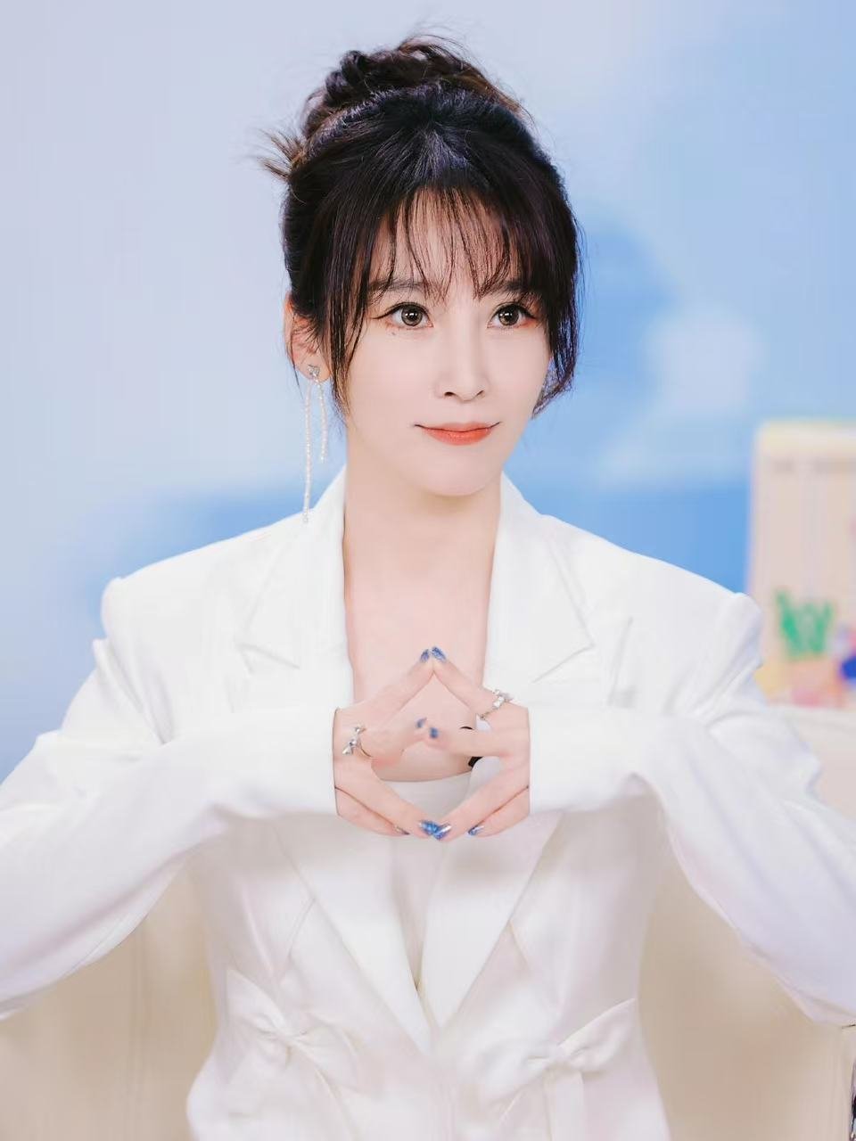 谢楠主持吴京电影首映谢楠的行程：浪姐累死累活→休息时间→给吴京主持首映。铁娘子