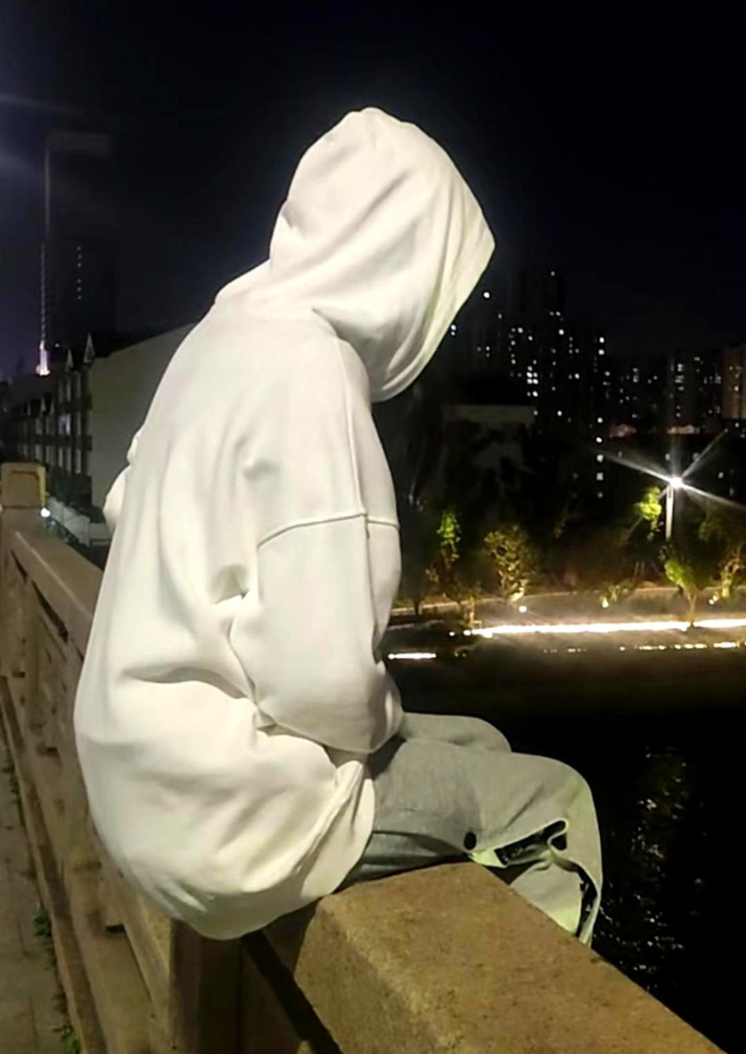 一个人都快走到河边了，最怕听到啥？不是大道理，是那种一下把人拽回现实的“离谱话