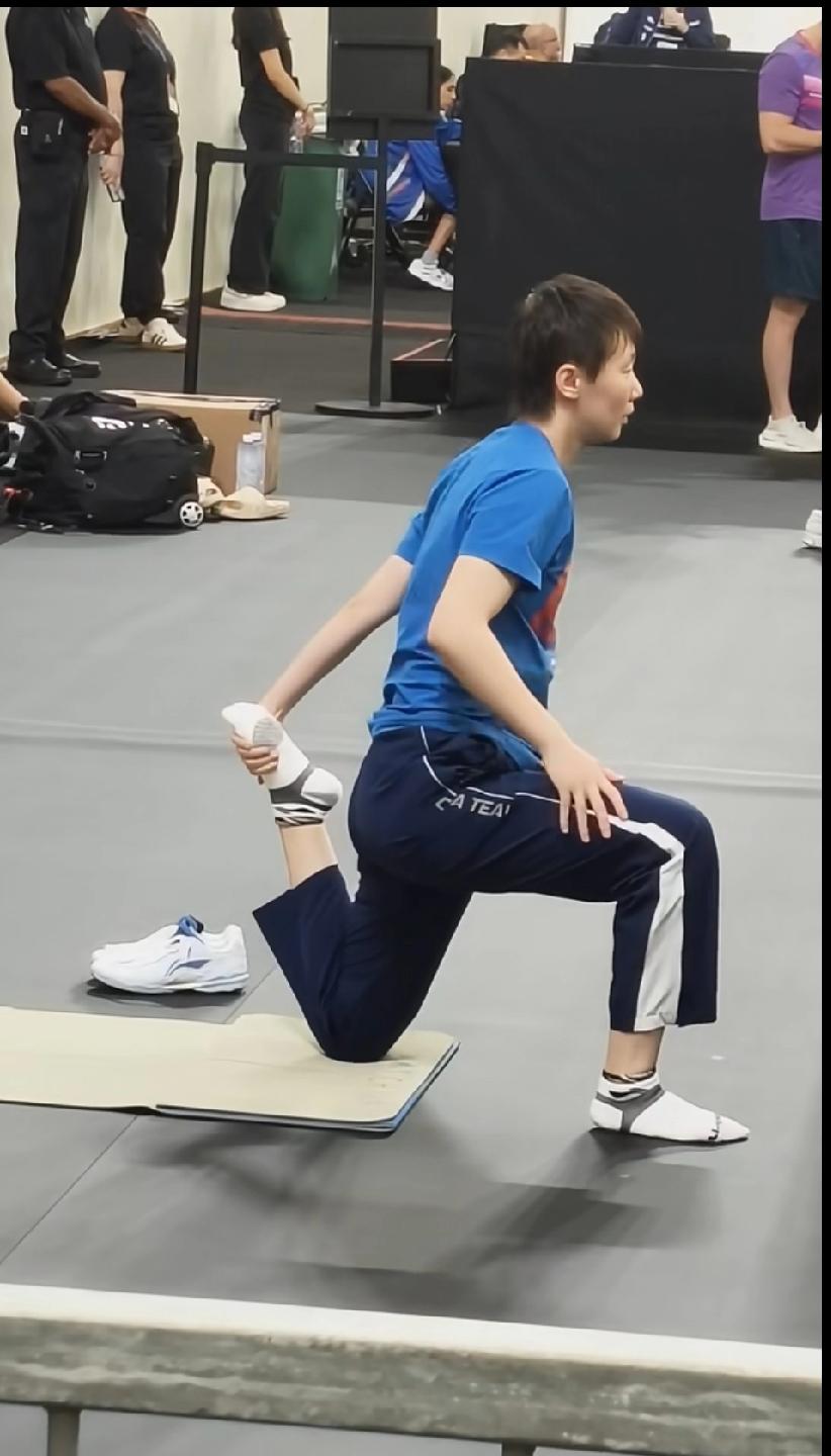 赛场边的“瑜伽大师”王曼昱，这柔韧度太绝了！✨新加坡大满贯的赛场边，王曼昱