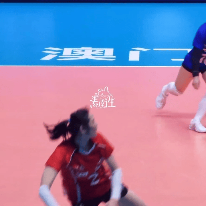 朱婷，这个滚翻救球动作，简直帅翻天了[赞]瞧，这大高个的朱婷，救球动作的丝滑程