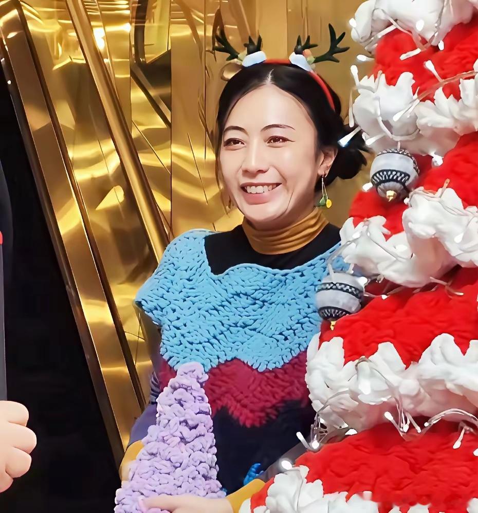 香港富婆甘比真是个宝藏女人！她超爱针织，她亲手搓了一颗圣诞树，上面的挂件可爱极了