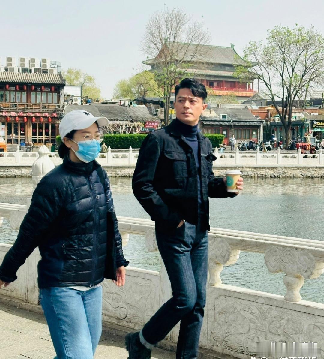 4‍‌7岁的霍建华最近现身北京﻿⁠什刹海街头，‎‍穿搭依‍‌‌旧‌‌很有型，手里端‎着咖啡，⁠还拎‍