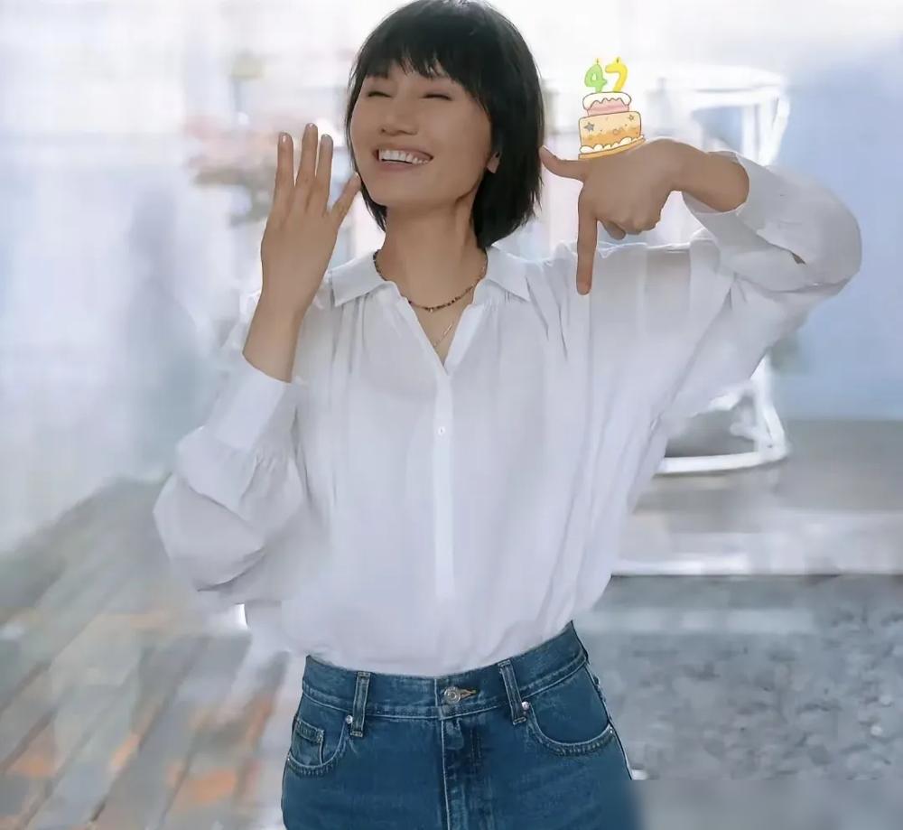 撞衫？袁泉和冉莹颖谁也不认。网友把“白上衣+牛仔裤”的图放一起，讨论谁更高级