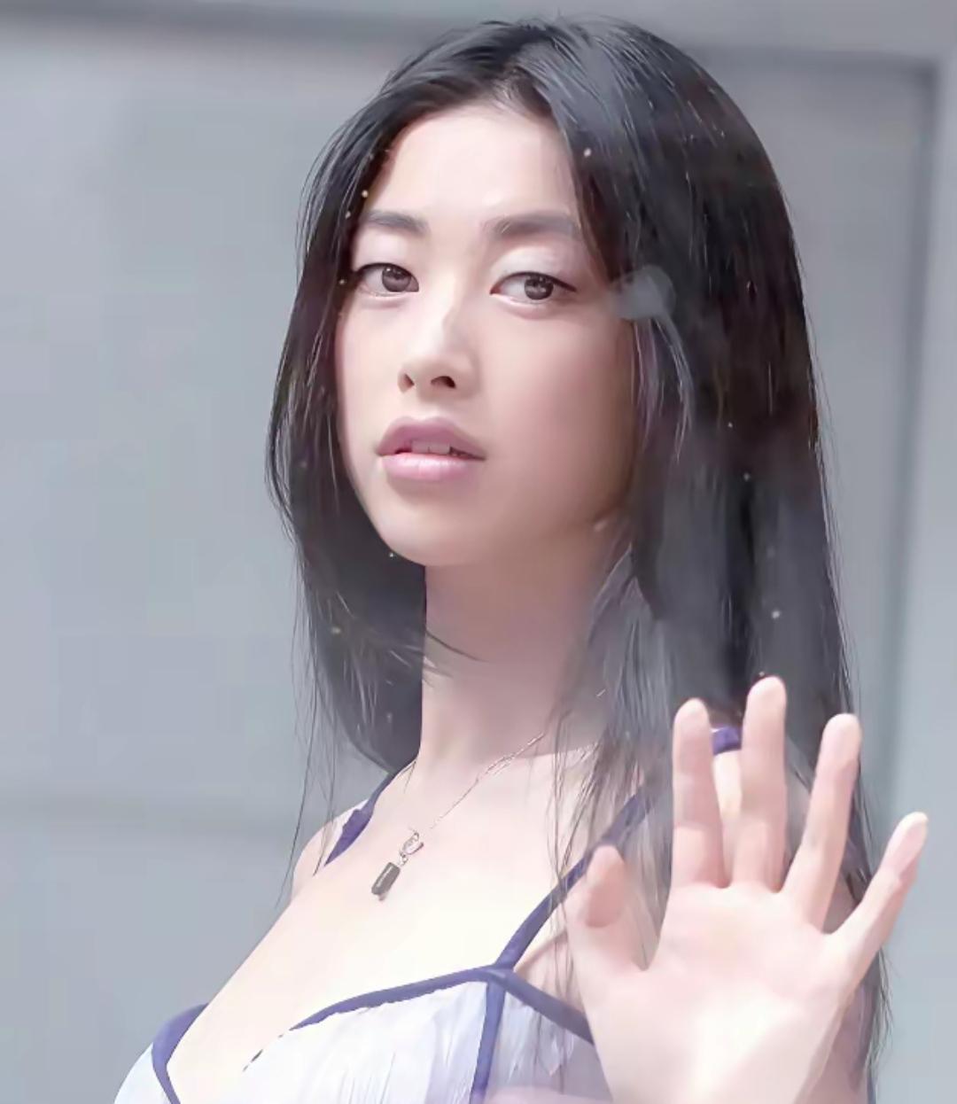 23岁的朱珠以原生态的单眼皮、自然五官和清纯气质展现出独特魅力‌，那时的朱珠，单