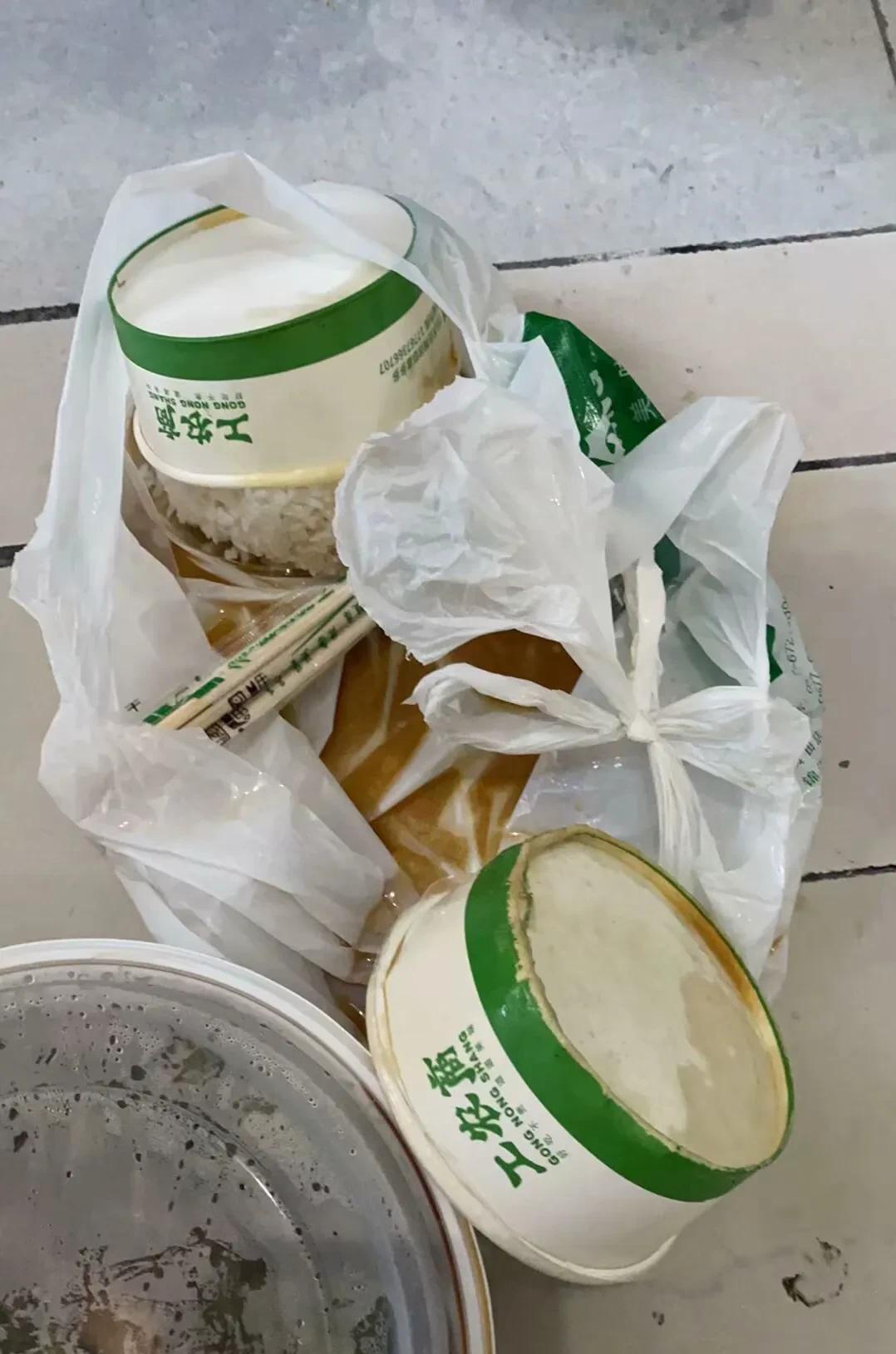 今天下了爆雨，懒得做饭，就上网给一家人点了外卖，过了30多分钟，外卖员送到了