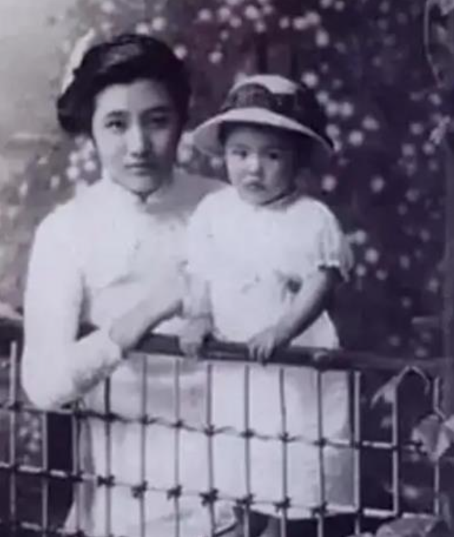1925年，连生4女的董竹君，为了让丈夫有个儿子，冒险怀第5胎。谁知，丈夫见她爱