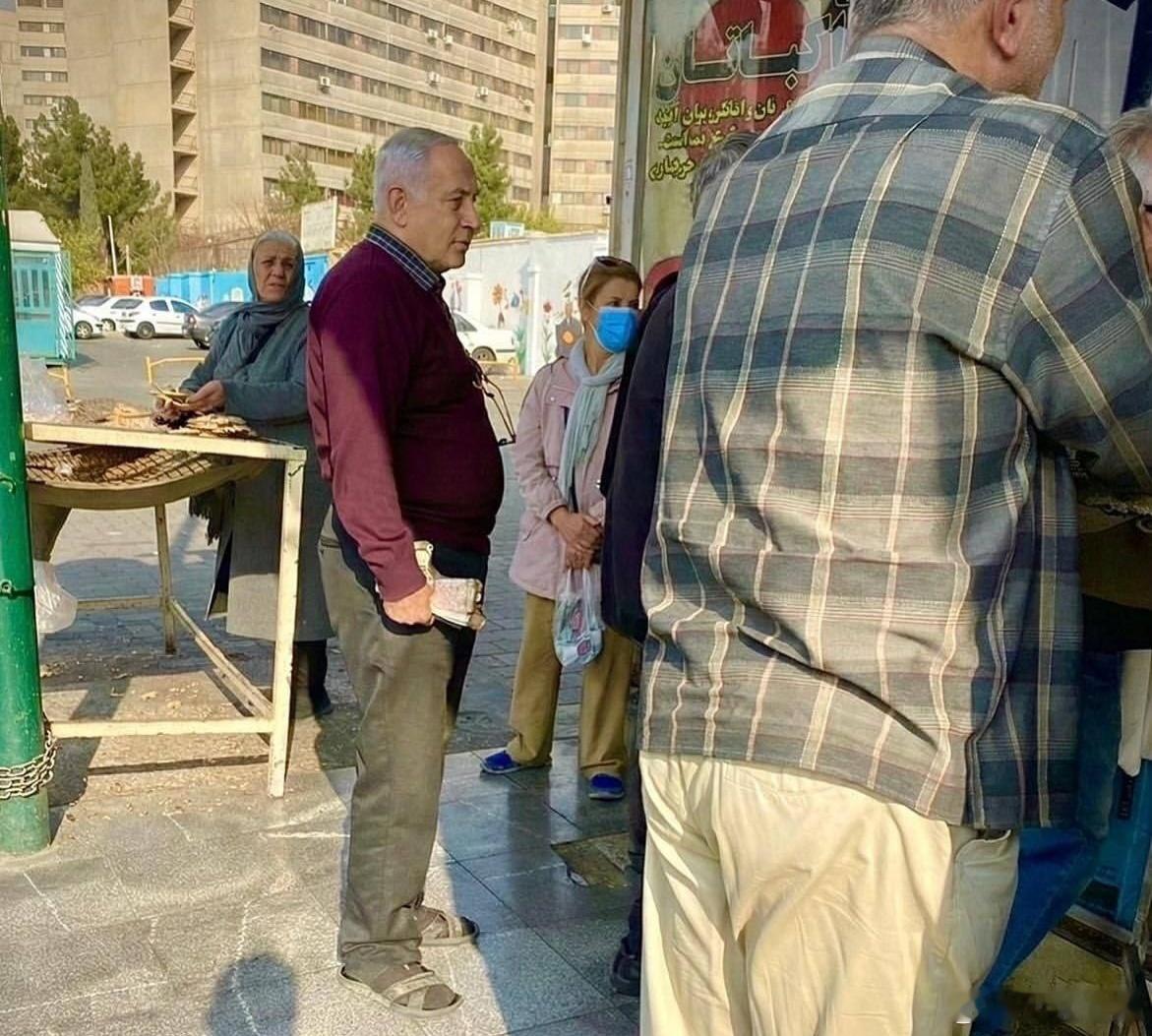 伊朗街头，民众在排队买面包。一位大爷的出现让众街坊眼前一亮。