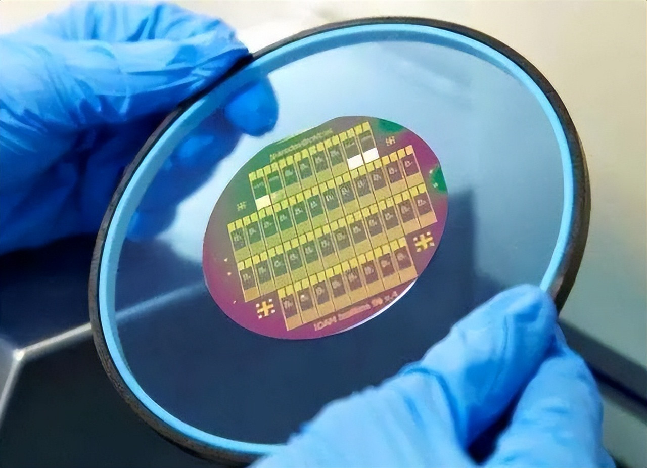 美媒：中国芯片产能达到全球第一，但先进工艺也才占1%